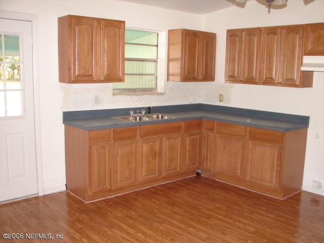 7352 Sandhurst Road South Jacksonville, FL 32277 - Photo 2 of 5 KITCHEN