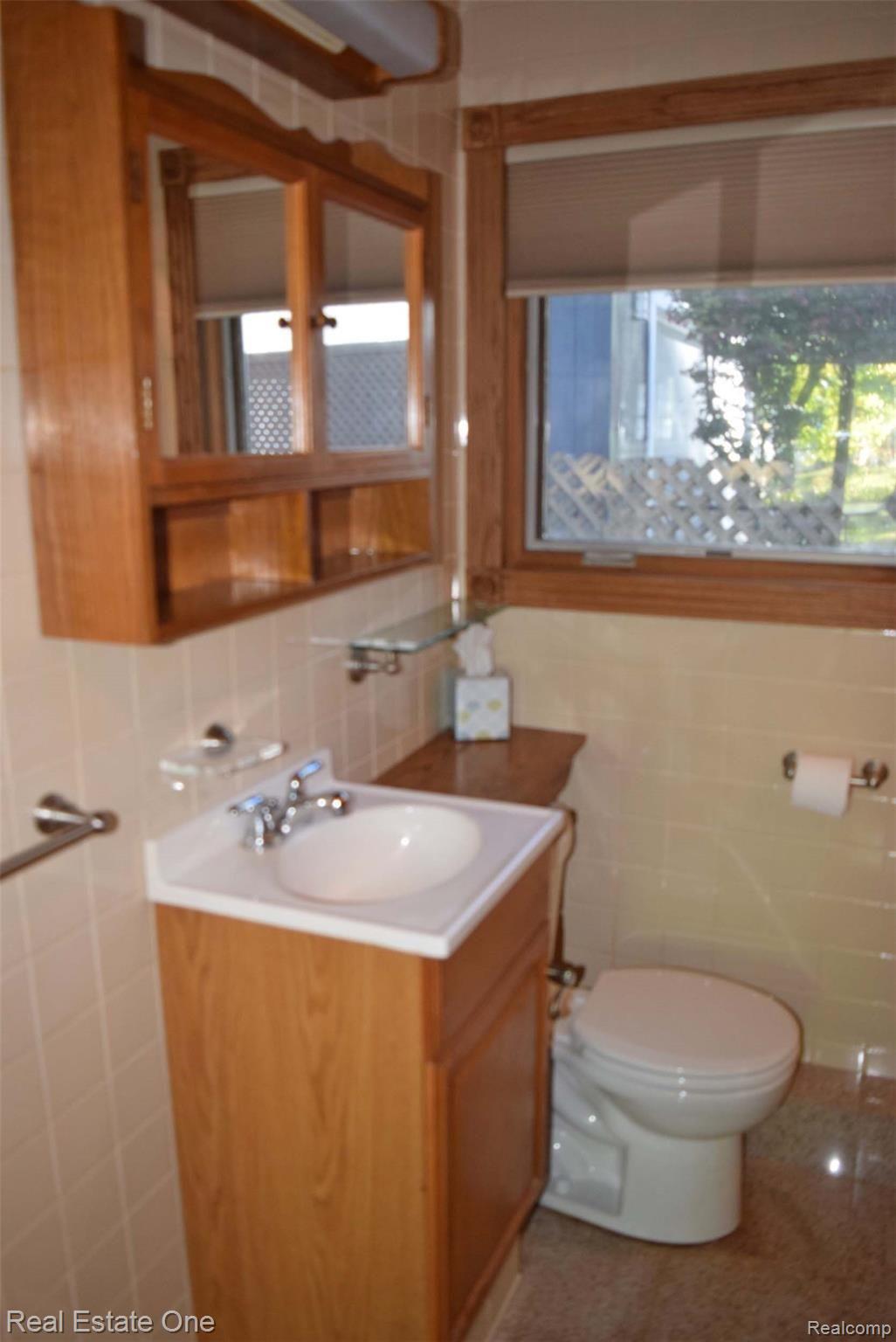 6310 Greer Road West Bloomfield, MI 48324 - Photo 25 of 33 Second full bath is off the family room.