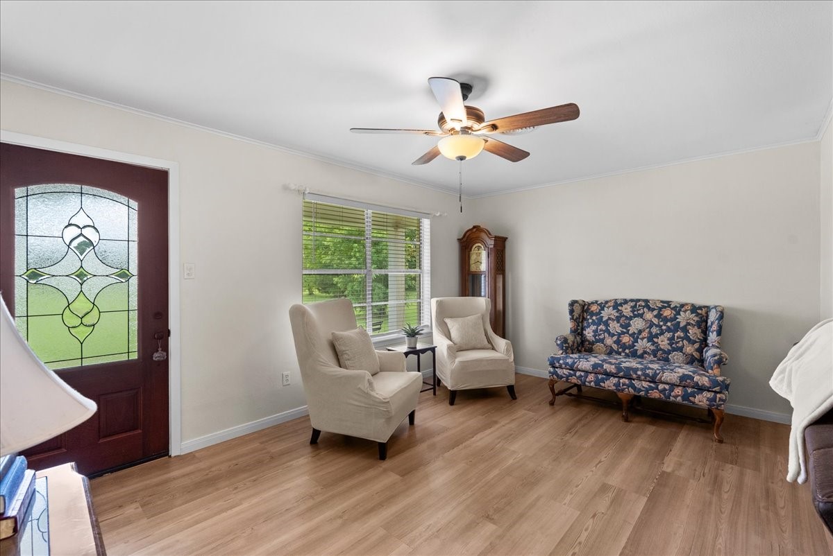 804 Otter Road Anahuac, TX 77514 - Photo 7 of 44 A great seating area.