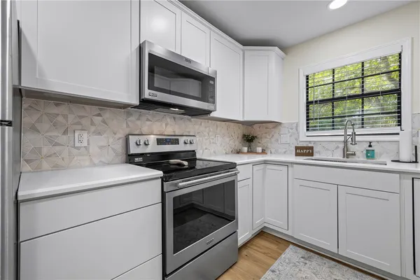 $585,000 | 94 Point Pl Drive, Westminster, SC 29693
