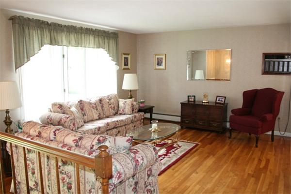 17 Central Road Lynnfield, MA 01940 - Photo 4 of 8 Gallery Image 4