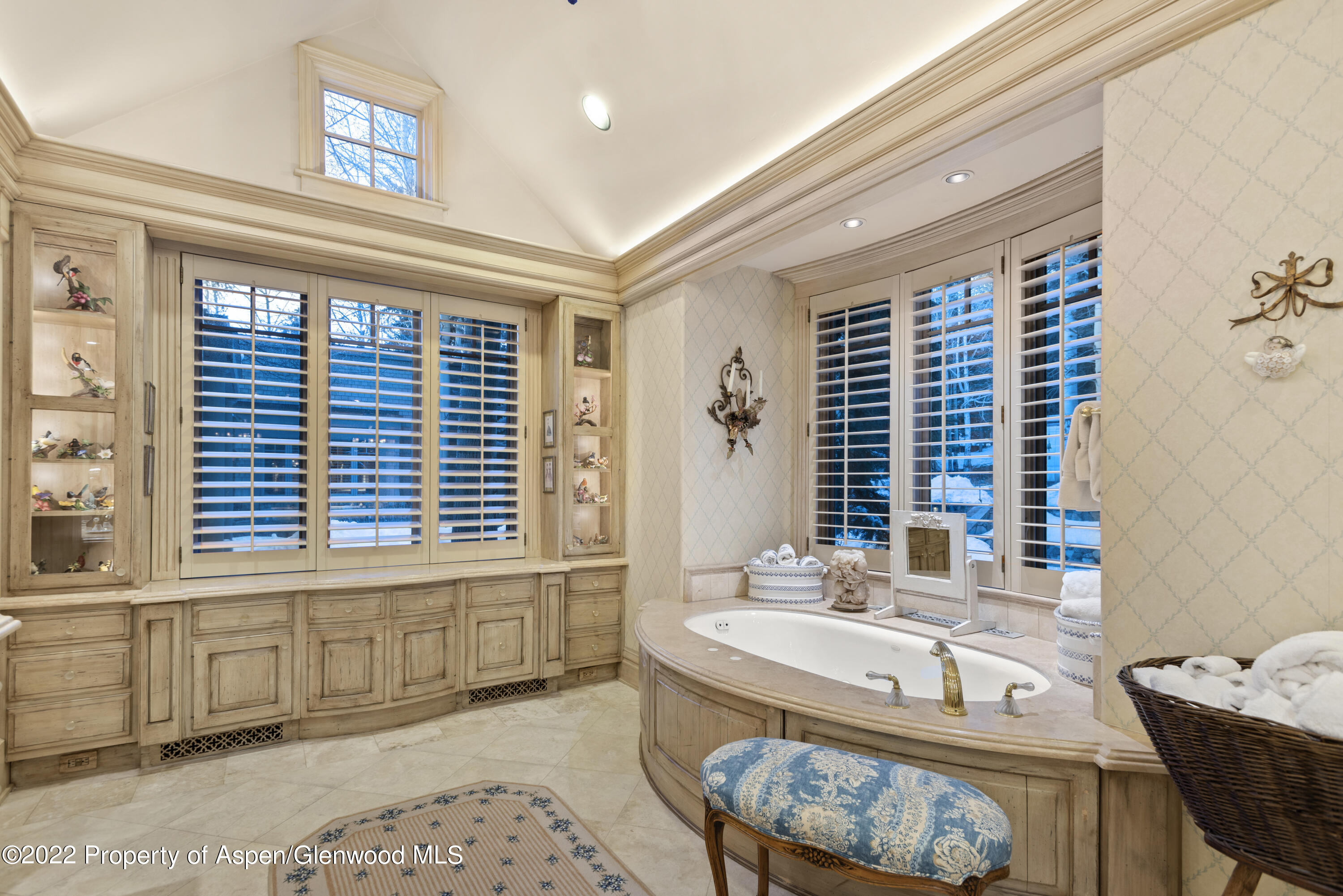 926 Willoughby Way Aspen, CO 81612 - Photo 18 of 47 a bathroom with a tub a sink and a window
