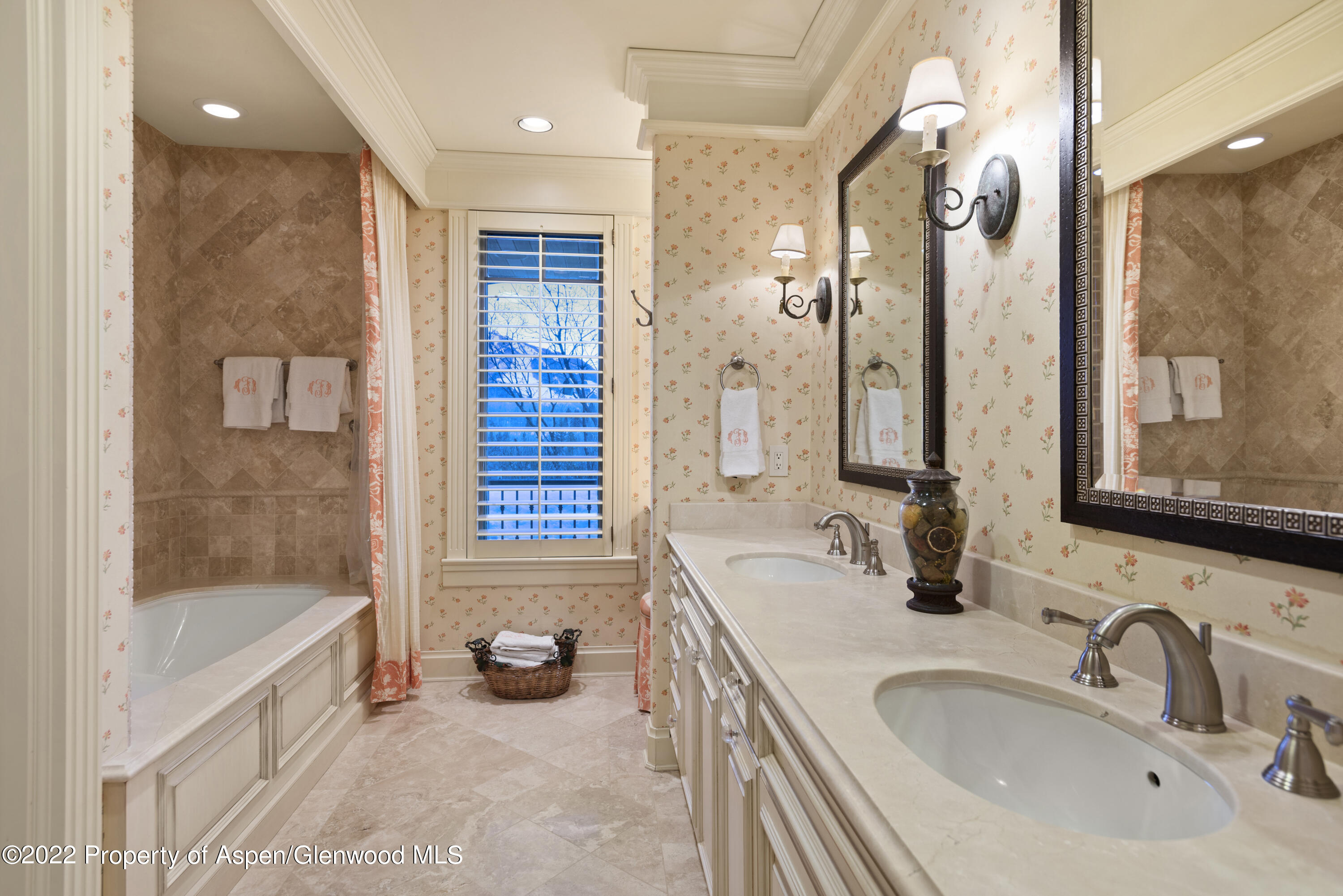 926 Willoughby Way Aspen, CO 81612 - Photo 23 of 47 a bathroom with a tub sink and mirror