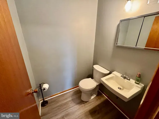 a view of empty room with window