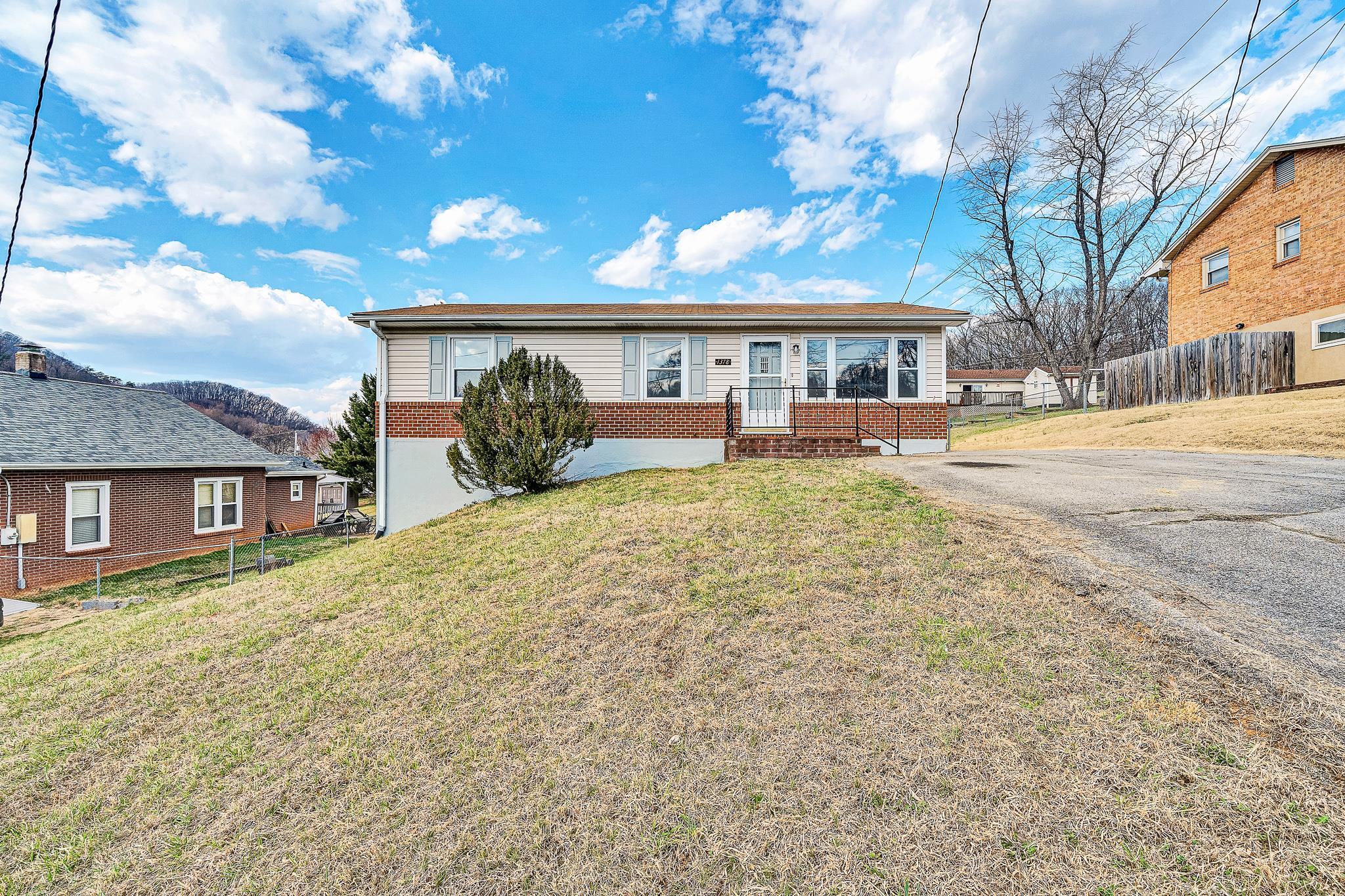 1378 Craig Robertson Road Southeast Roanoke, VA 24014 - Photo 2 of 17 1378 Craig Robertson Rd SE