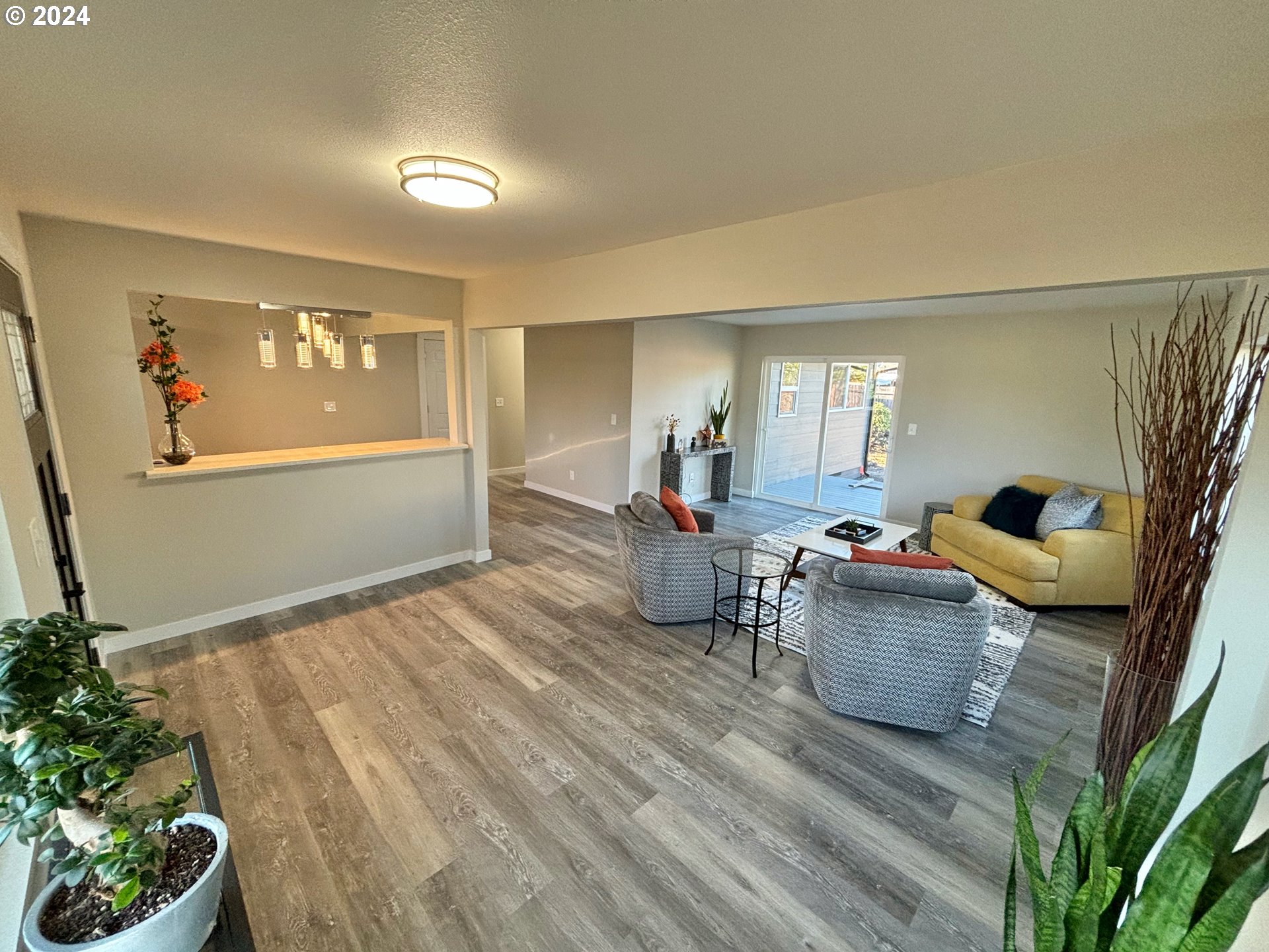 2140 J Street Springfield, OR 97477 - Photo 4 of 23 a living room with furniture and a potted plant