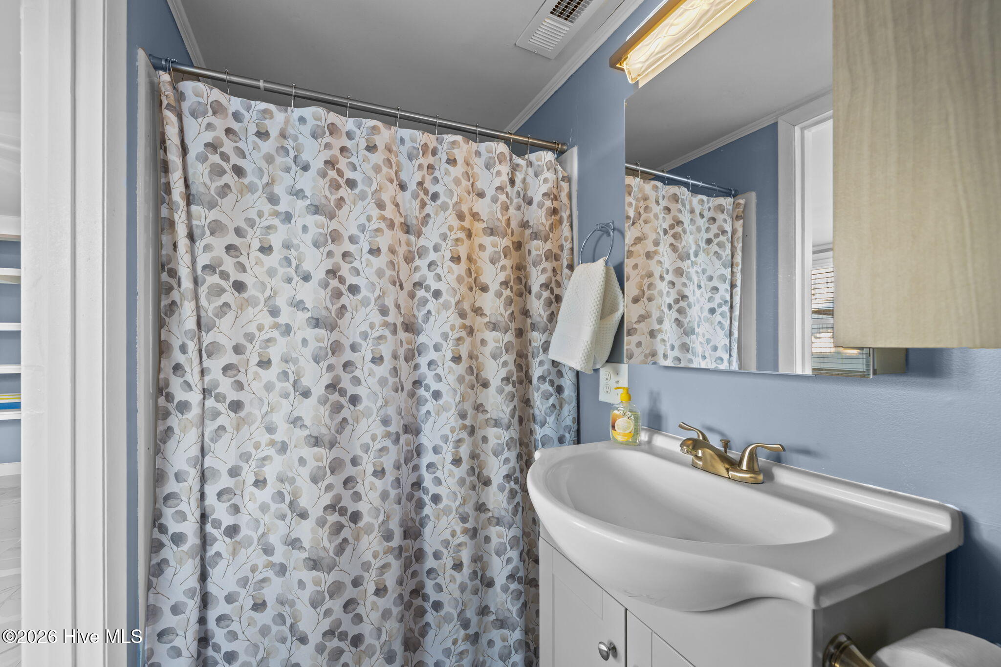 404 Dobbs Street Atlantic Beach, NC 28512 - Photo 11 of 31 2nd Bathroom