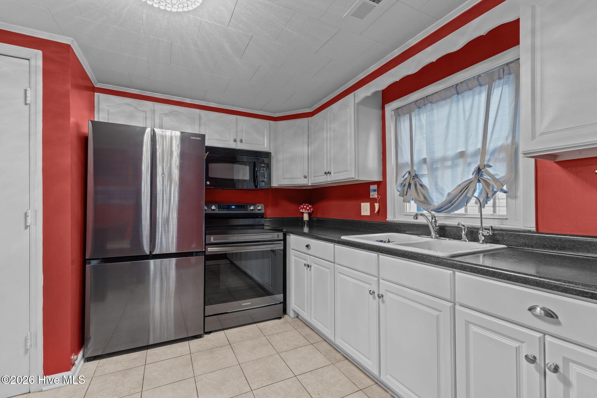 404 Dobbs Street Atlantic Beach, NC 28512 - Photo 3 of 31 Kitchen