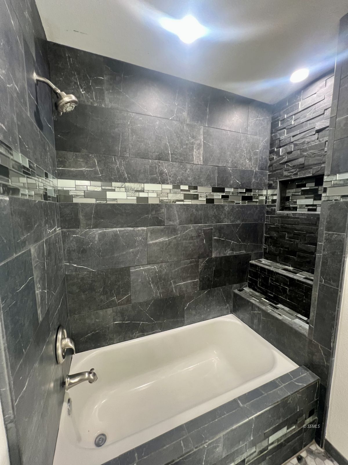 333 Traci Lane Ridgecrest, CA 93555 - Photo 18 of 30 a bathroom with a bathtub and a shower