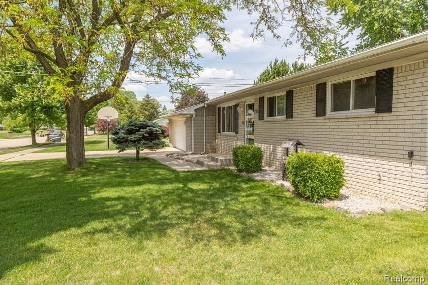 2079 Oakcrest Road Sterling Heights, MI 48310 - Photo 4 of 27 FRONT3.jpg