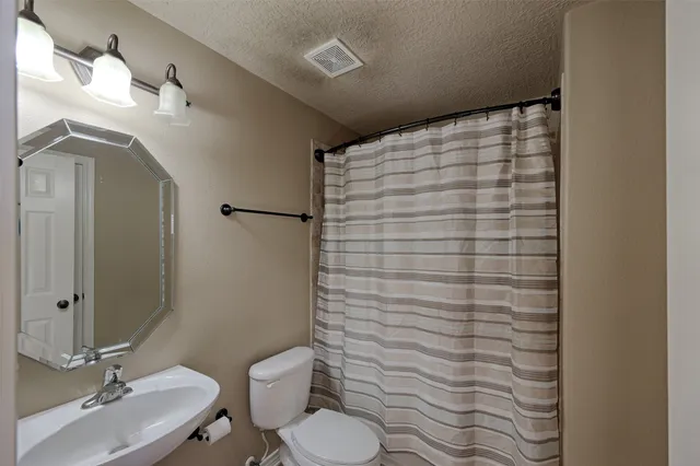 a view of empty room with window