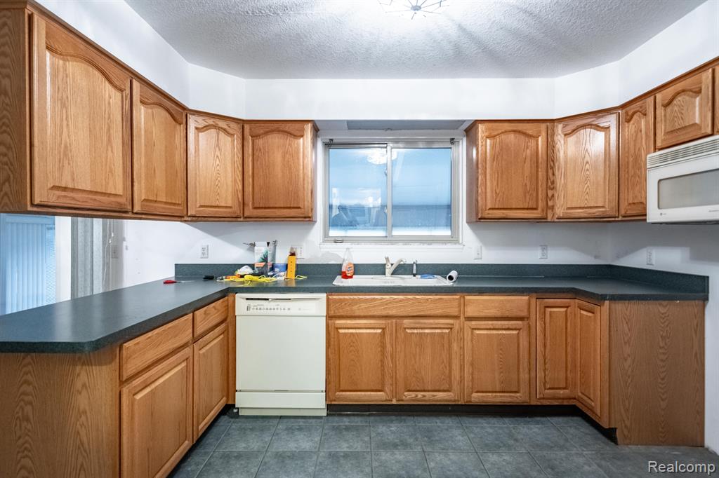 25320 Bernadine Road New Boston, MI 48164 - Photo 2 of 43 Gallery Image 2