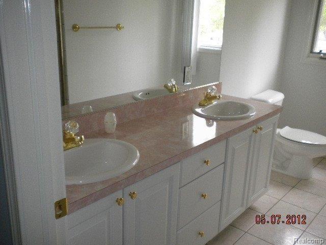 23626 Berg Road Southfield, MI 48033 - Photo 9 of 10 BATHROOM.jpg