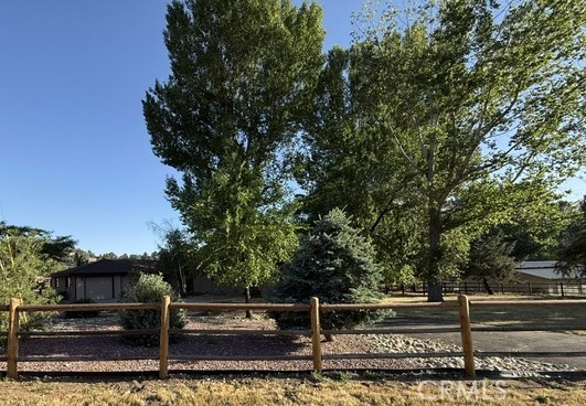 26931 Columbia Way Tehachapi, CA 93561 - Photo 5 of 49 Spring and Summer foliage provides ample privacy.