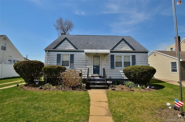 $649,000 | 24 Linden Boulevard, Hicksville, NY 11801