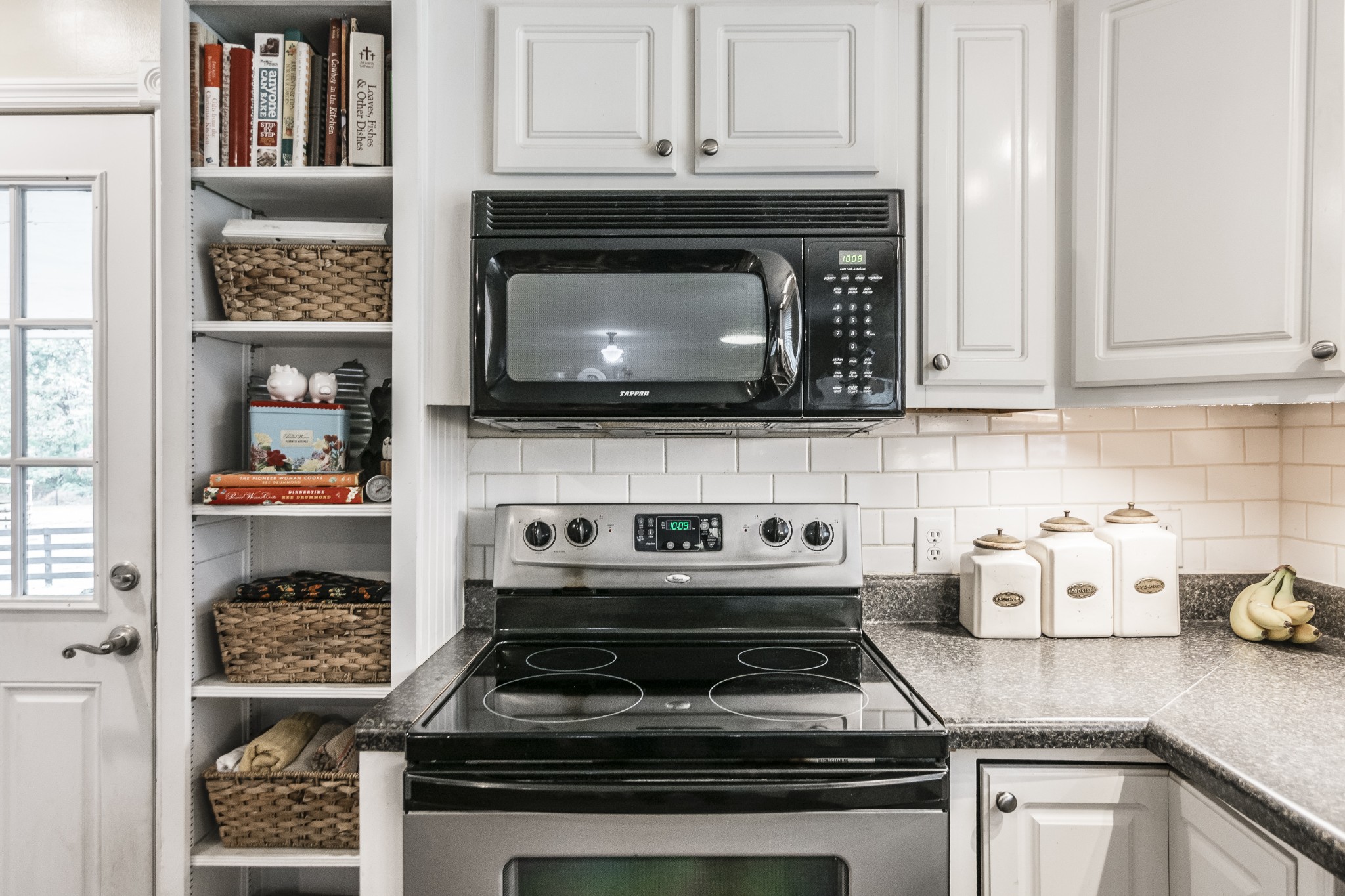 2527 Ewell Elliott Road Springfield, TN 37172 - Photo 11 of 50 a kitchen with microwave a stove and cabinets
