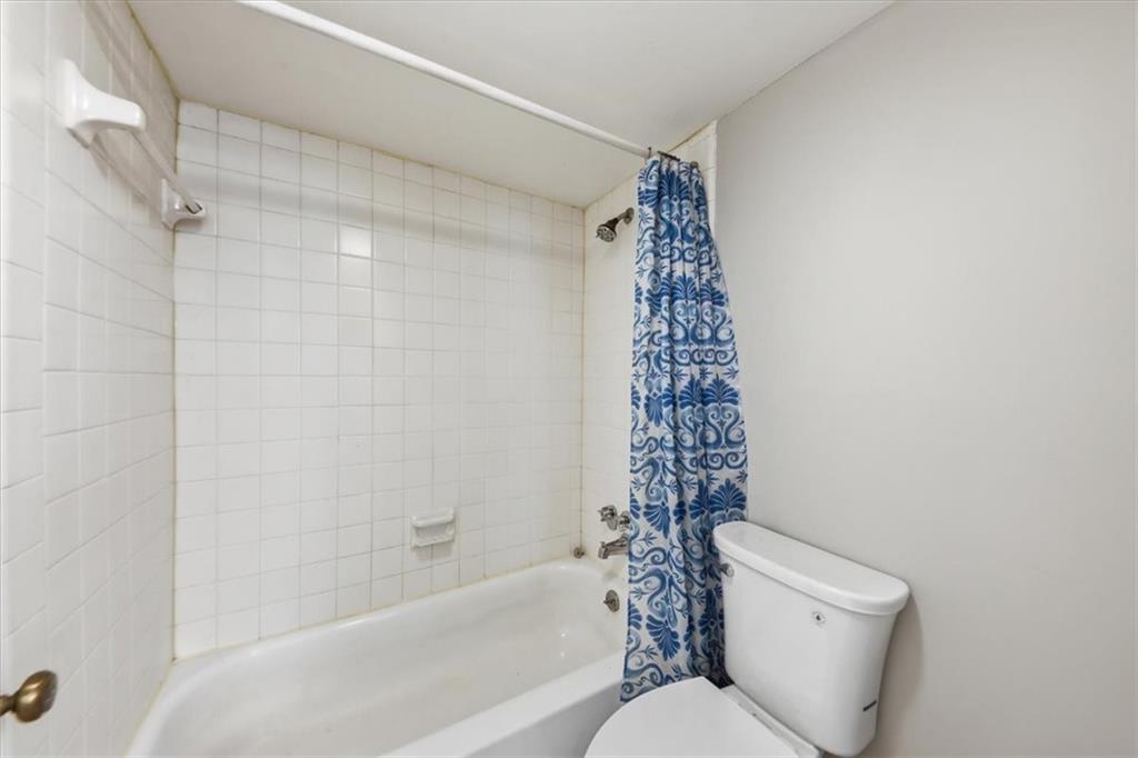54 La Rue Place Northwest Atlanta, GA 30327 - Photo 20 of 36 a bathroom with a toilet a bathtub and shower