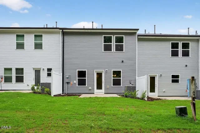 a view of a house with backyard