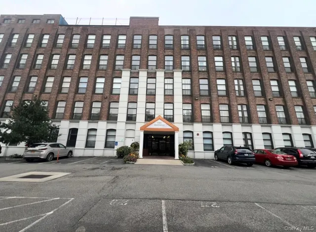 $599,000 | 76-18 69th Place, Unit 3K | Glendale