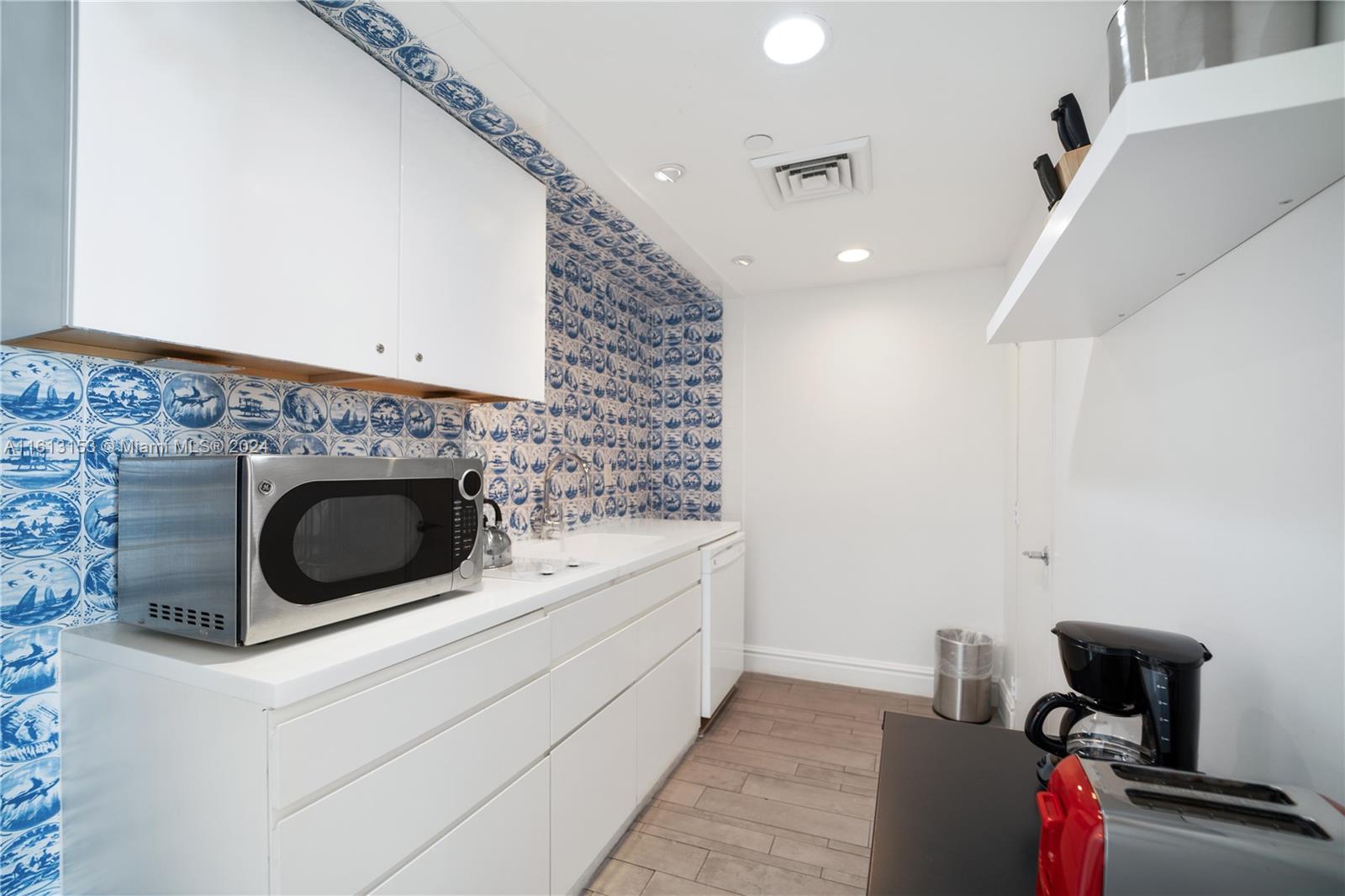 1100 West Avenue, Unit 1626 Miami Beach, FL 33139 - Photo 7 of 28 a utility room with dryer and washer