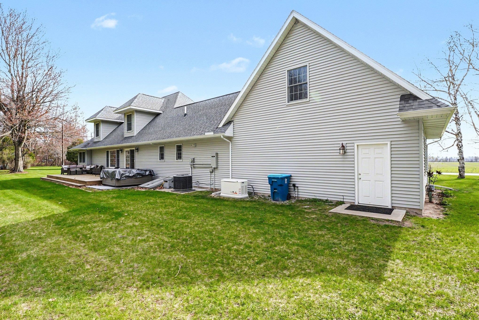 5605 North Shore Road Pinconning, MI 48650 - Photo 8 of 37