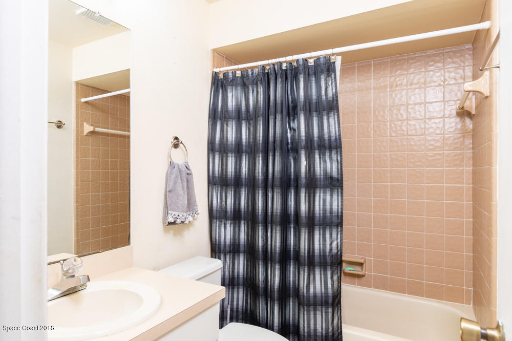 305 Myrtlewood Road Melbourne, FL 32940 - Photo 11 of 15 Guest Bath