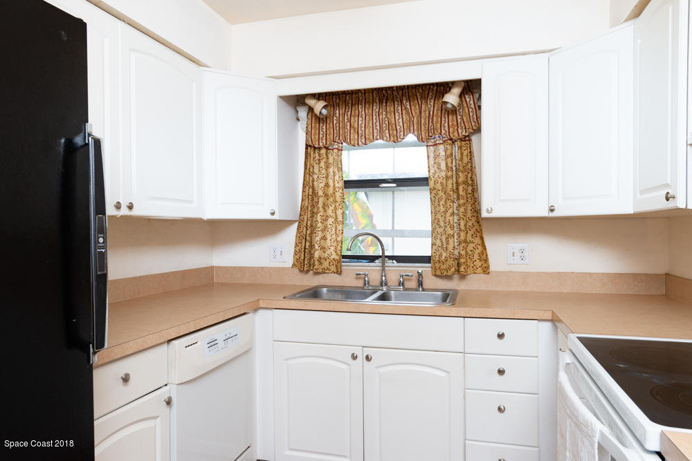 305 Myrtlewood Road Melbourne, FL 32940 - Photo 3 of 15 Kitchen