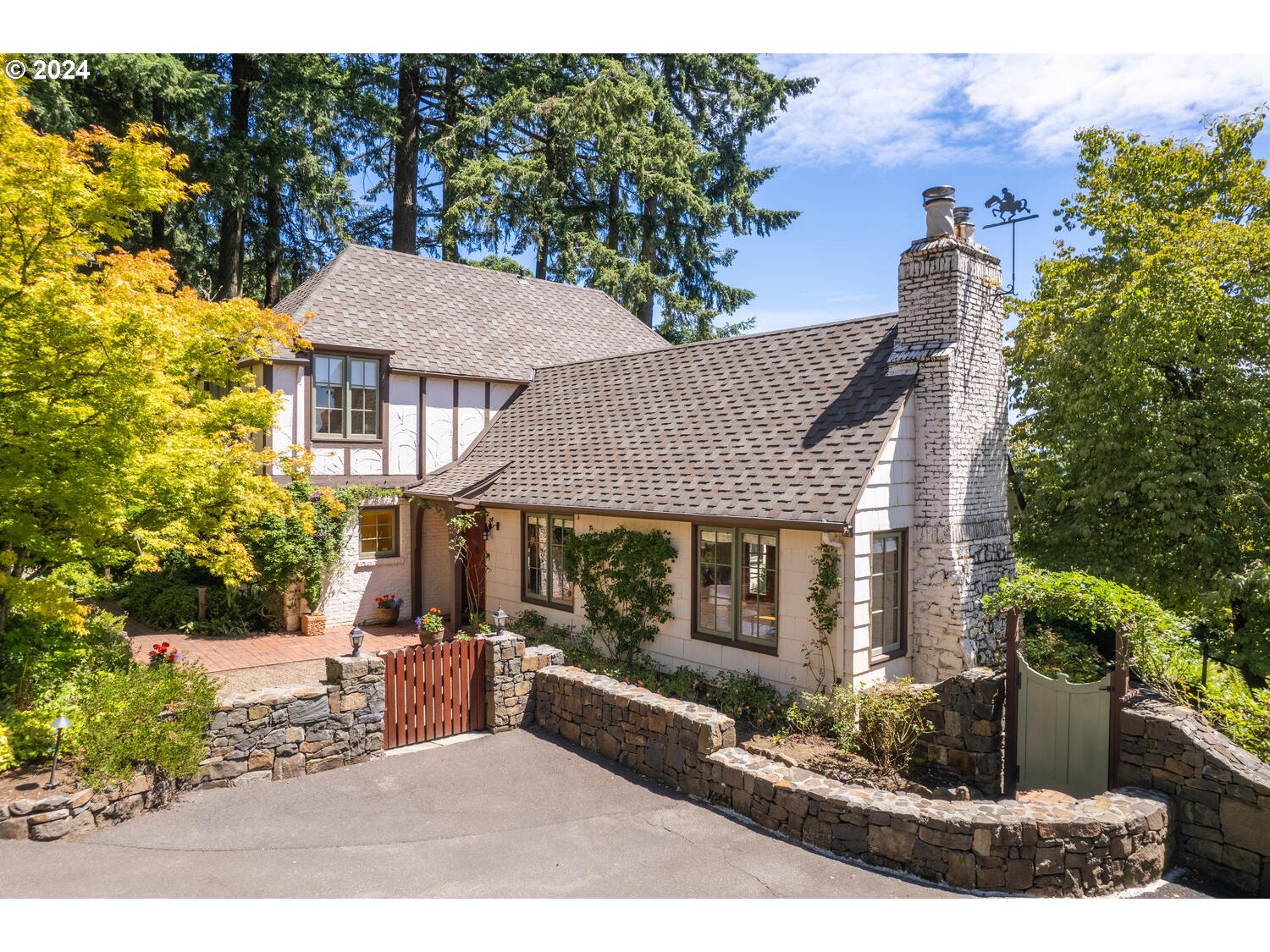 394 Southwest Edgecliff Road Portland, OR 97219 - Photo 1 of 48 Gallery Image 1