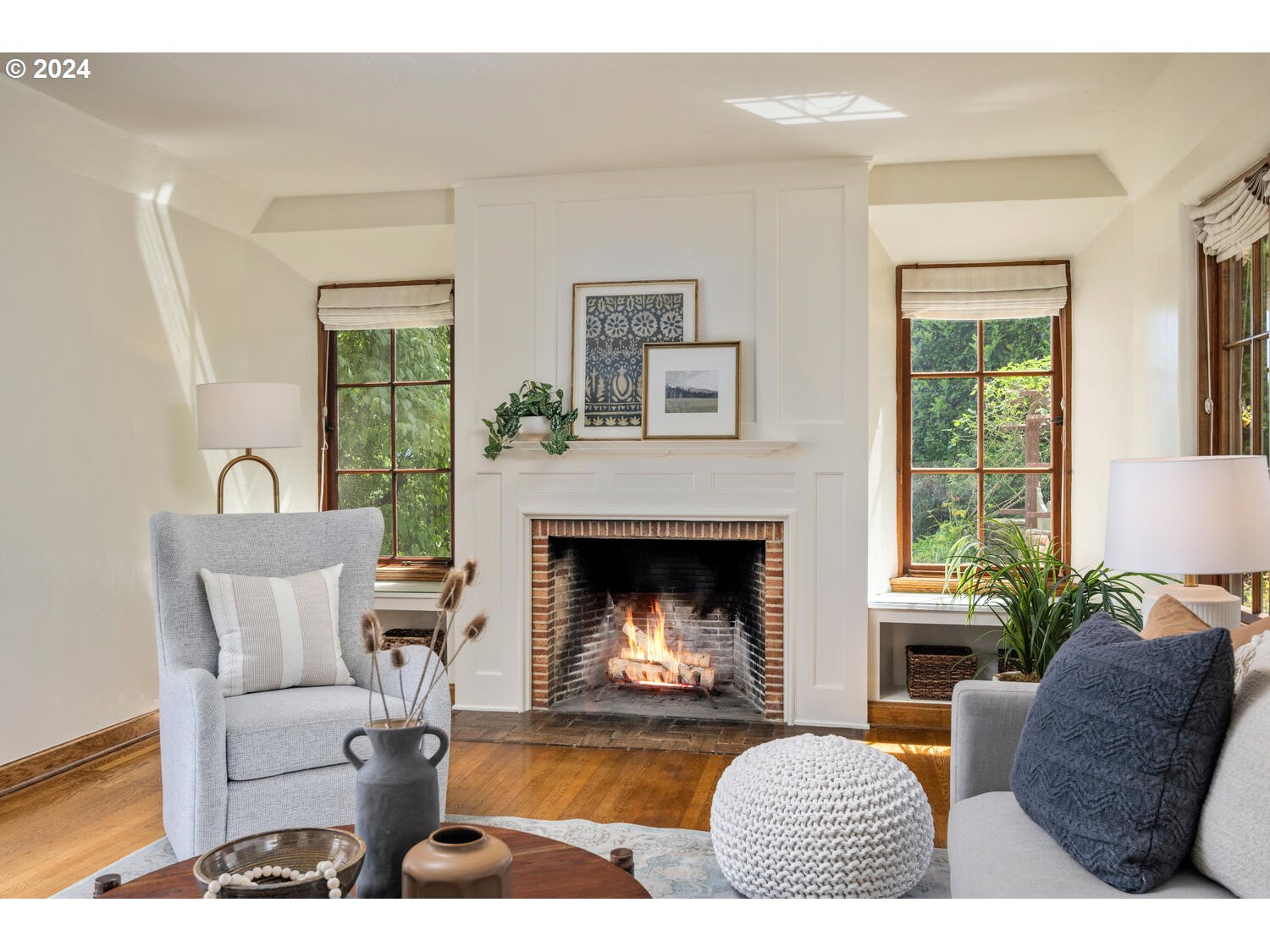 394 Southwest Edgecliff Road Portland, OR 97219 - Photo 12 of 48 Living Room