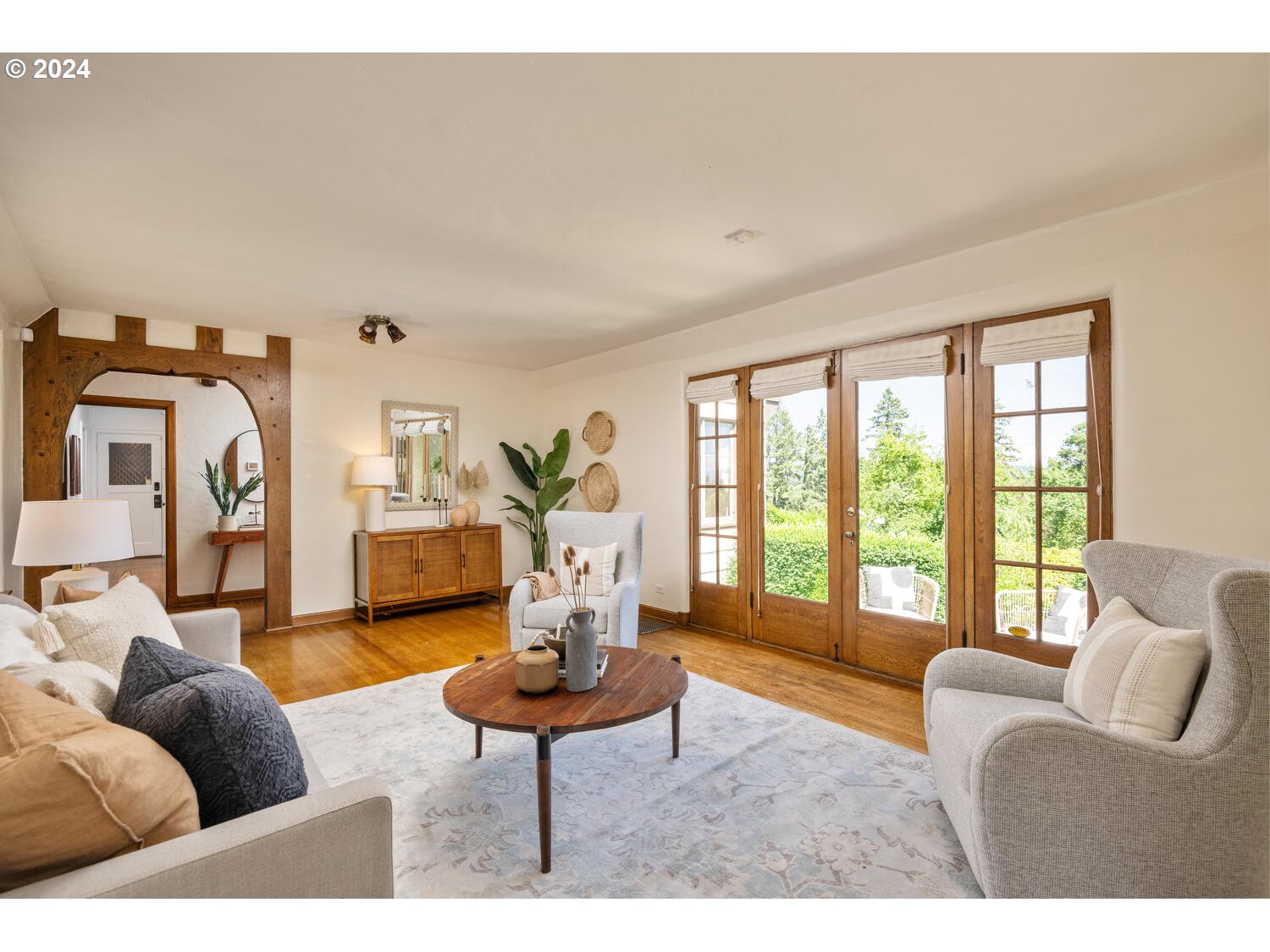 394 Southwest Edgecliff Road Portland, OR 97219 - Photo 13 of 48 Living Room