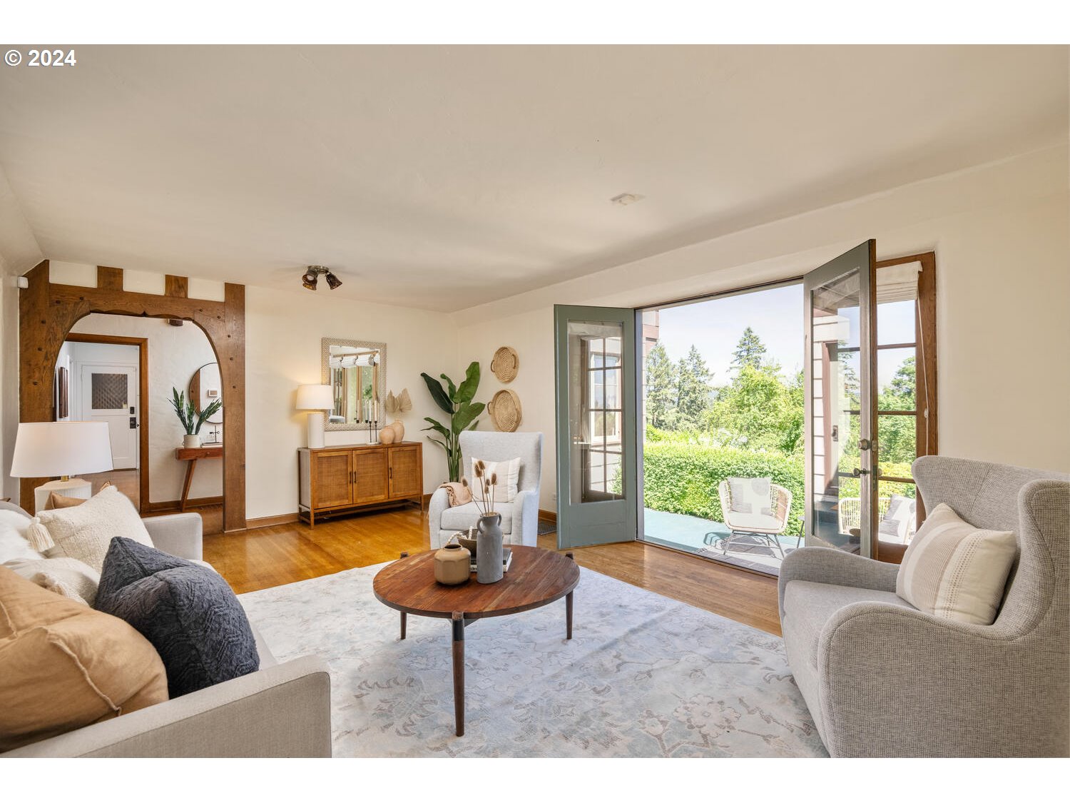394 Southwest Edgecliff Road Portland, OR 97219 - Photo 14 of 48 Living Room
