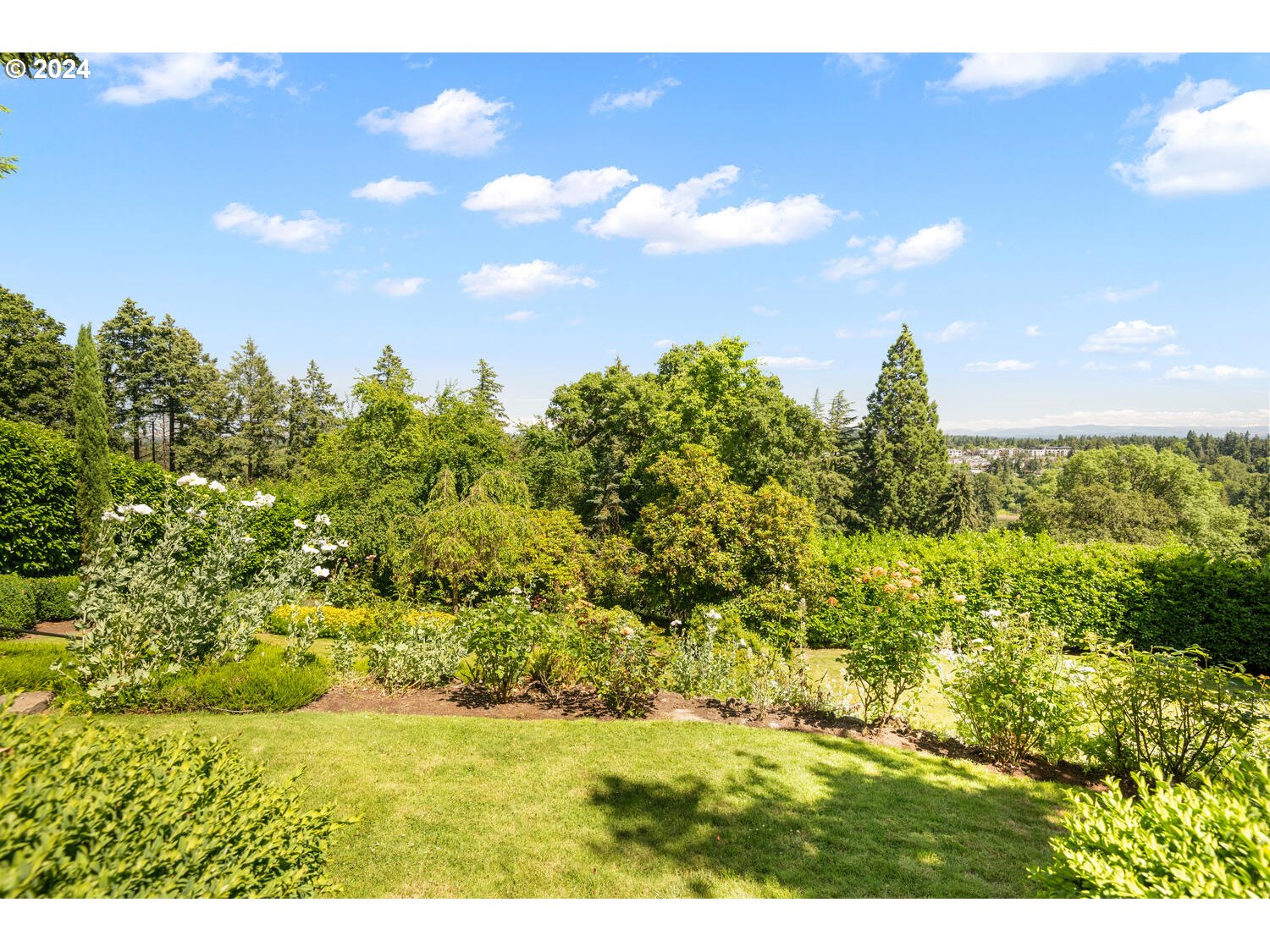 394 Southwest Edgecliff Road Portland, OR 97219 - Photo 17 of 48 Yard