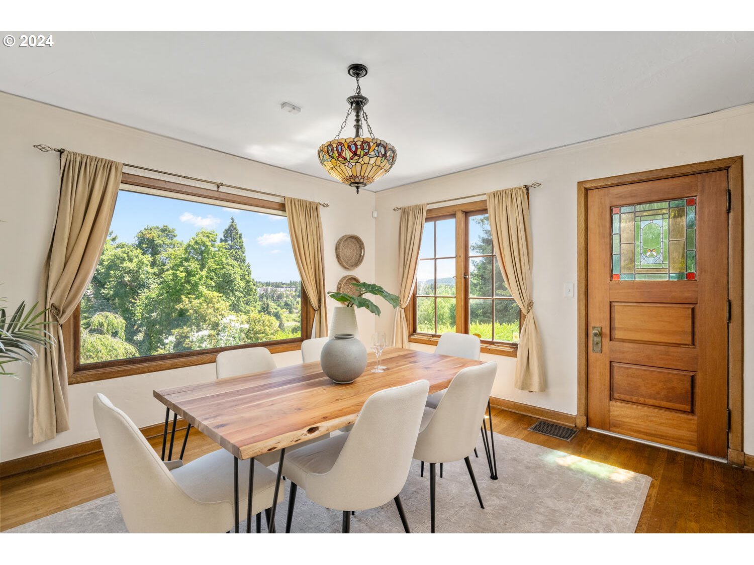 394 Southwest Edgecliff Road Portland, OR 97219 - Photo 20 of 48 Dining Room