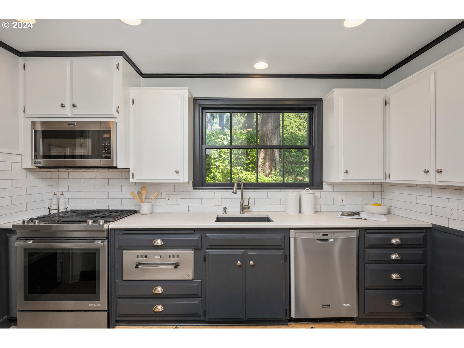394 Southwest Edgecliff Road Portland, OR 97219 - Photo 21 of 48 Kitchen
