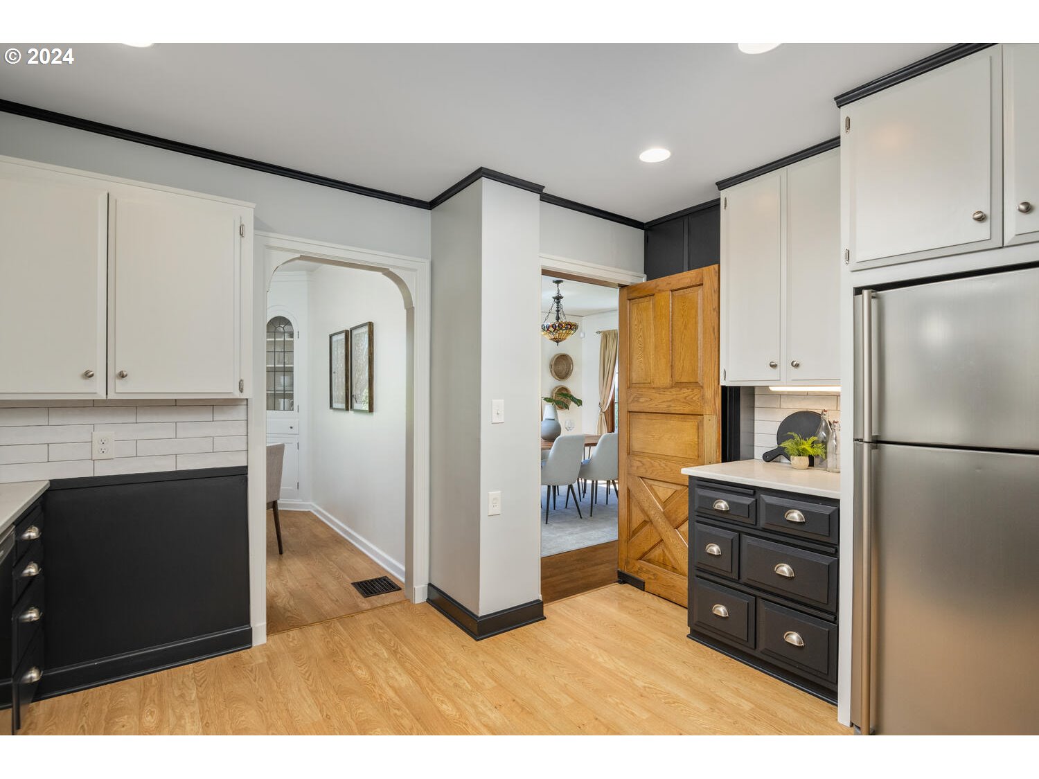 394 Southwest Edgecliff Road Portland, OR 97219 - Photo 24 of 48 Kitchen/Dining Room