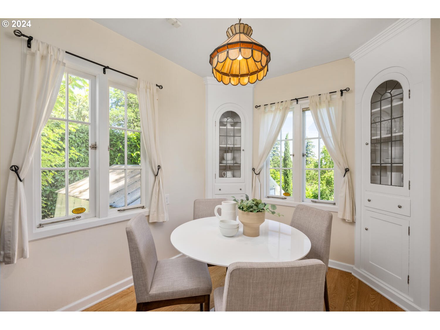 394 Southwest Edgecliff Road Portland, OR 97219 - Photo 25 of 48 Breakfast Area