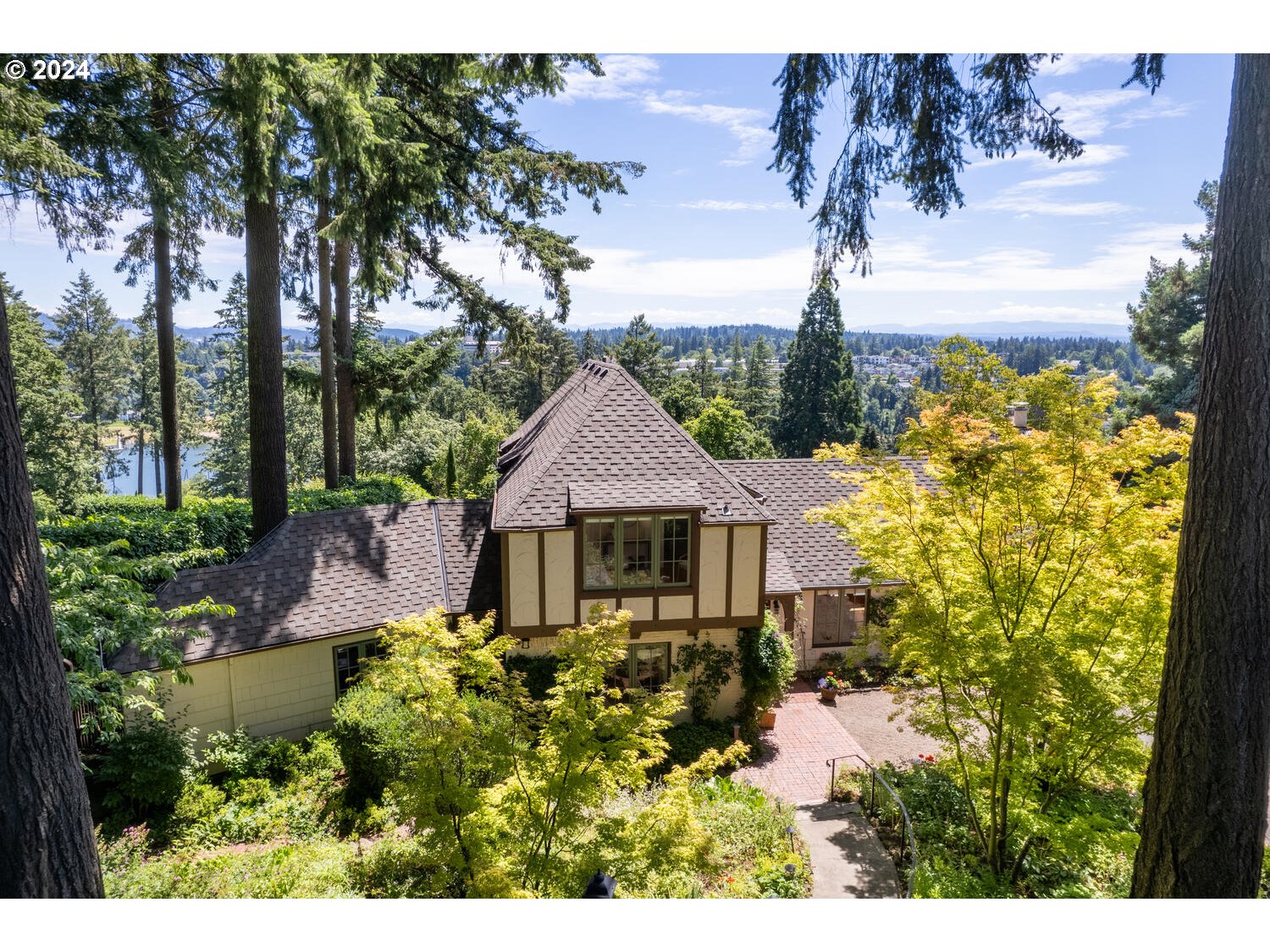 394 Southwest Edgecliff Road Portland, OR 97219 - Photo 3 of 48 Exterior