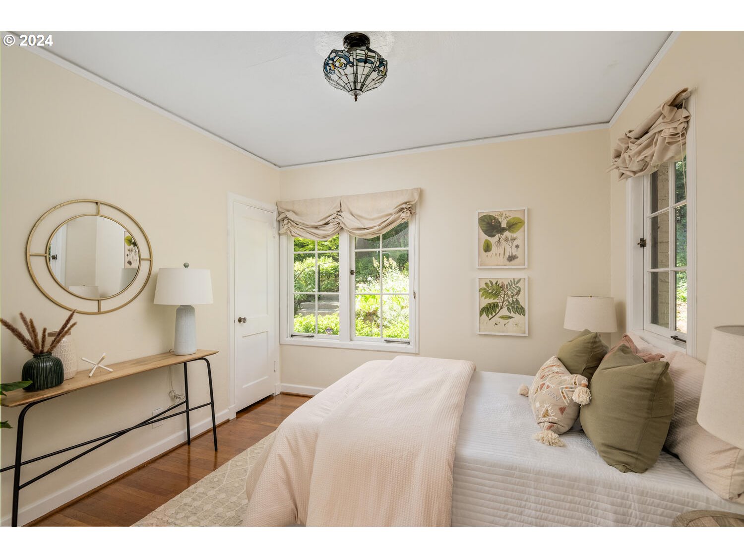 394 Southwest Edgecliff Road Portland, OR 97219 - Photo 31 of 48 Bedroom