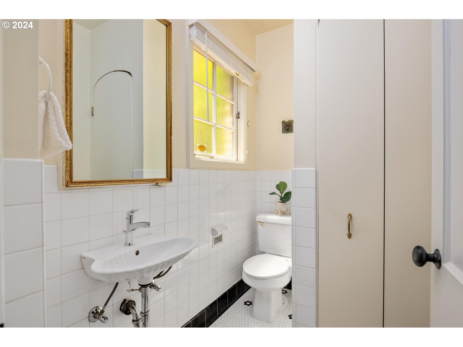 394 Southwest Edgecliff Road Portland, OR 97219 - Photo 32 of 48 Bathroom
