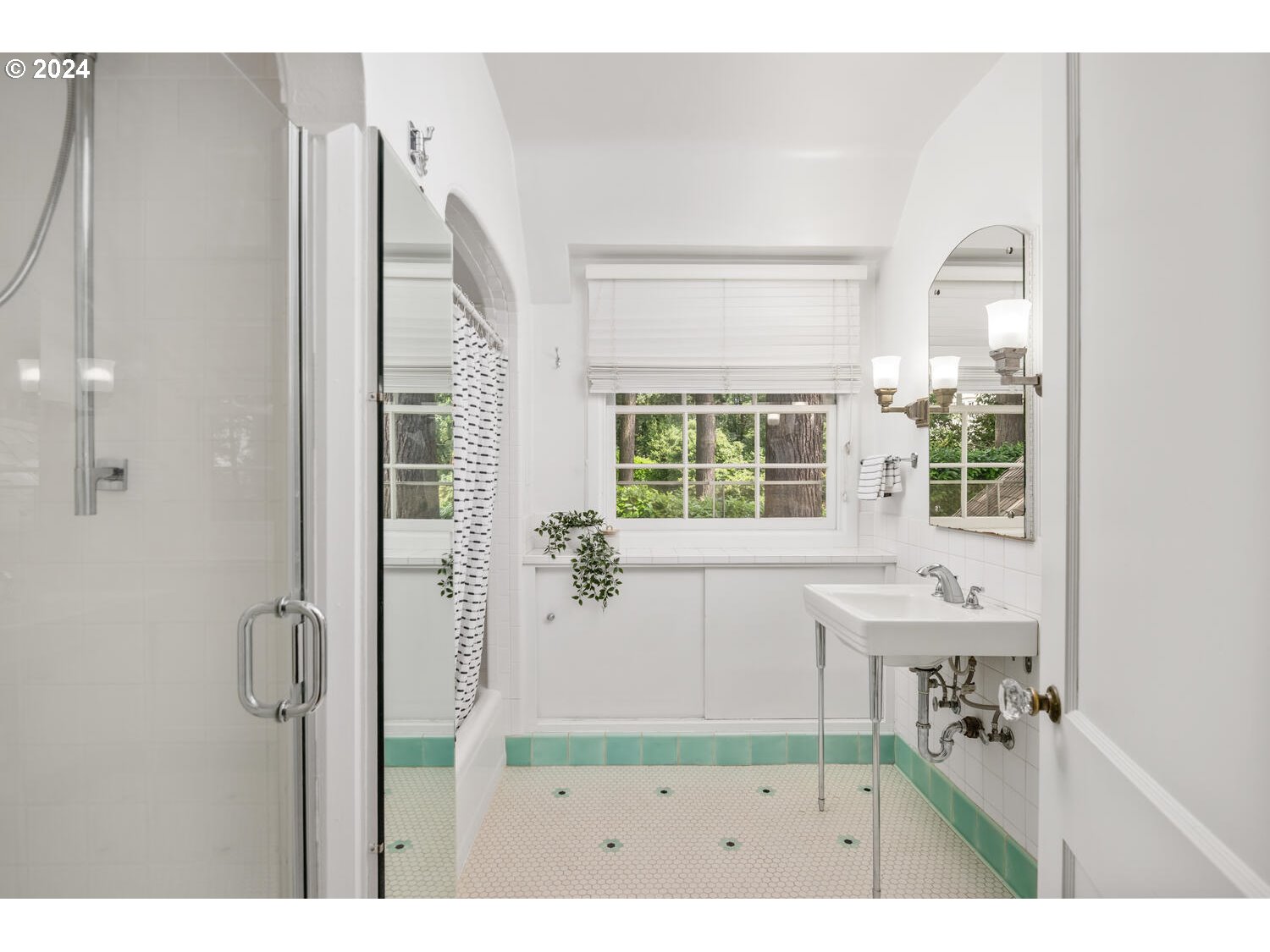 394 Southwest Edgecliff Road Portland, OR 97219 - Photo 39 of 48 Bathroom