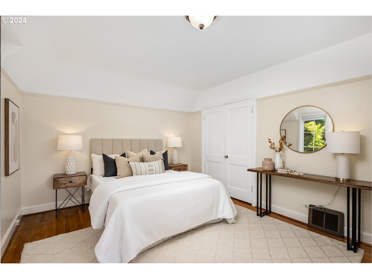 394 Southwest Edgecliff Road Portland, OR 97219 - Photo 40 of 48 Bedroom