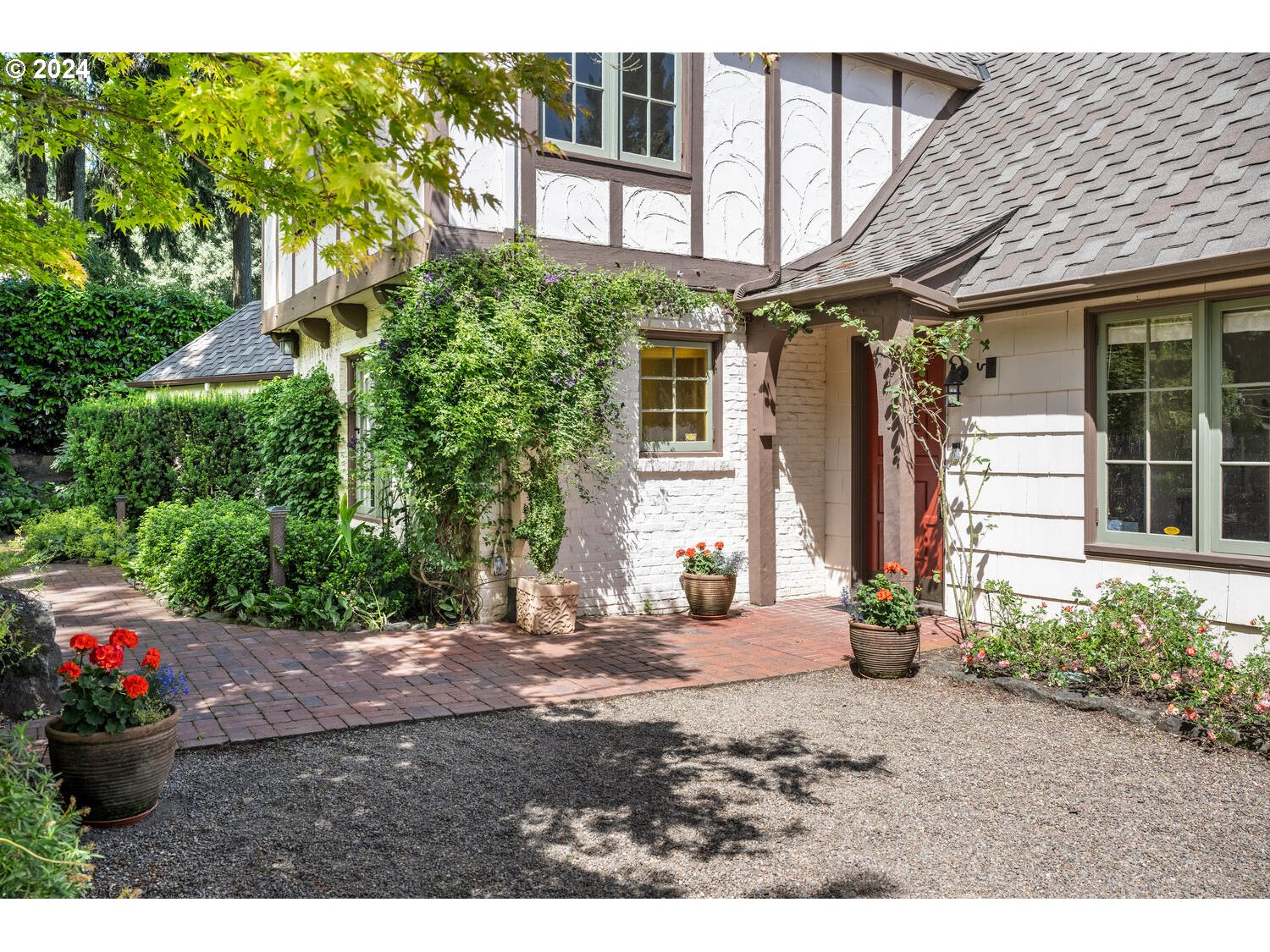 394 Southwest Edgecliff Road Portland, OR 97219 - Photo 5 of 48 Exterior