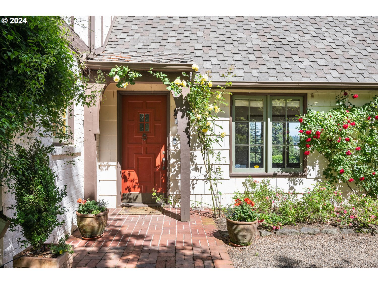 394 Southwest Edgecliff Road Portland, OR 97219 - Photo 7 of 48 Courtyard