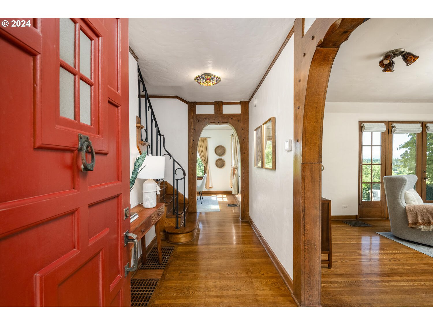 394 Southwest Edgecliff Road Portland, OR 97219 - Photo 8 of 48 Entrance/Foyer