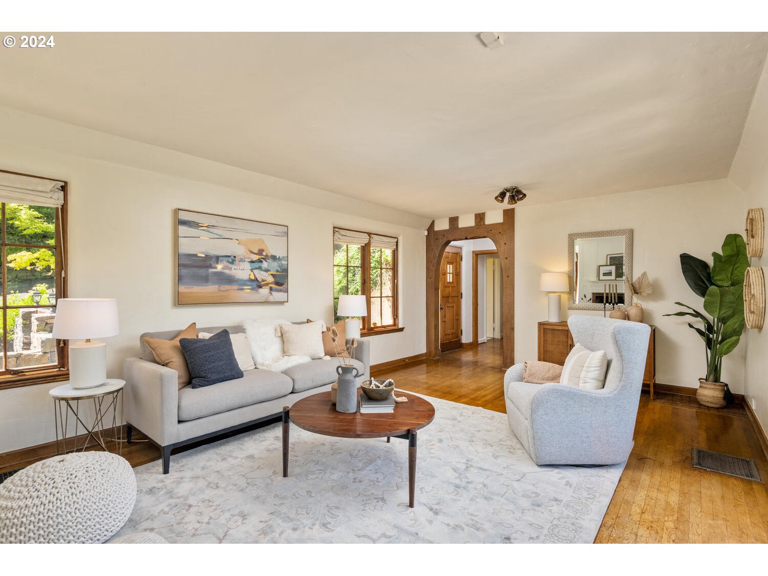 394 Southwest Edgecliff Road Portland, OR 97219 - Photo 10 of 48 Living Room/Entrance