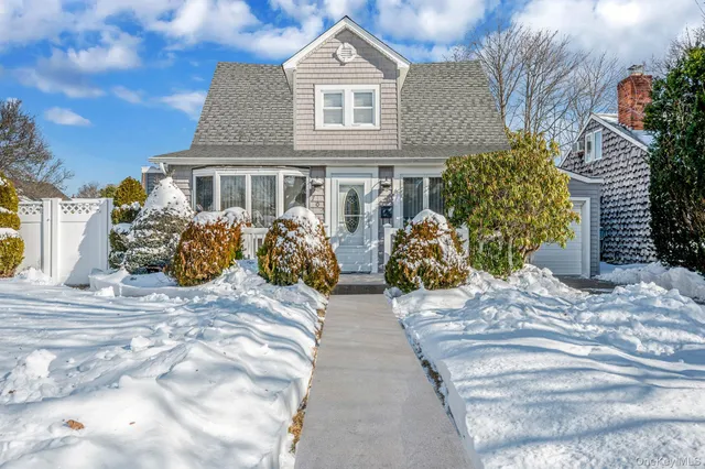 $499,000 | 704 South 5th Street, Lindenhurst, NY 11757