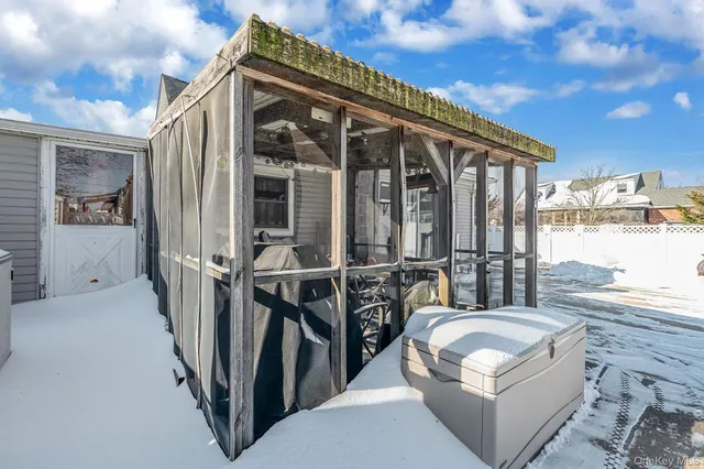 a view of a house with backyard and porch