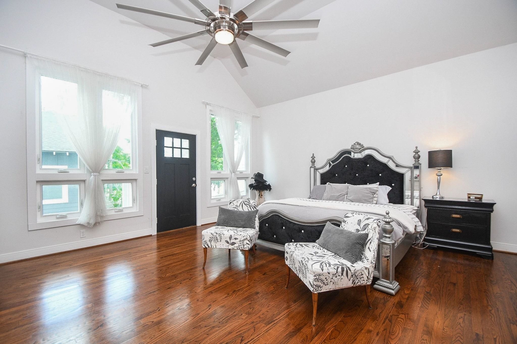 614 West 28th Street Houston, TX 77008 - Photo 12 of 25 Dream primary bedroom with vaulted ceiling and private balcony!