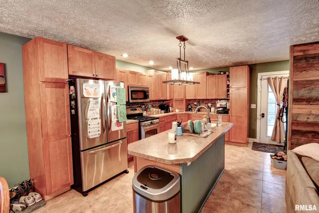 $279,900 | 1424 West Sunset Drive, Taylorville, IL 62568