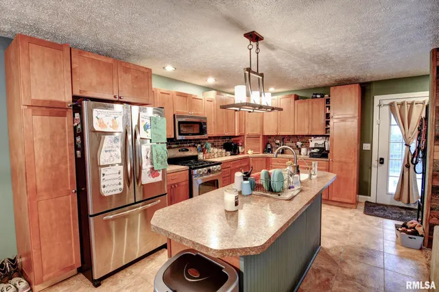 $279,900 | 1424 West Sunset Drive, Taylorville, IL 62568